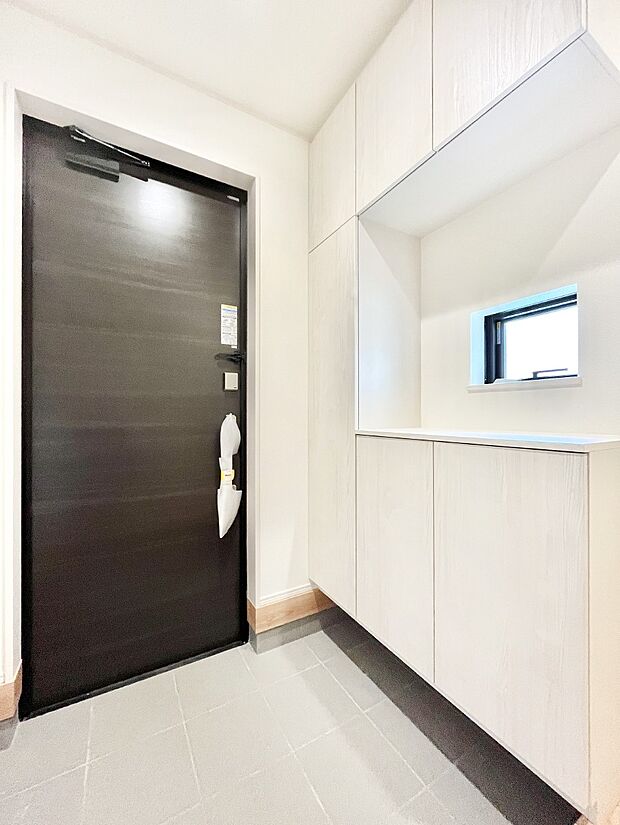 【玄関】明るい玄関はお客様をお出迎えするのにぴったりです!