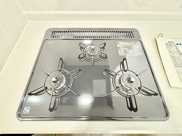 【Siセンサーコンロ】ガスコンロはSiセンサー搭載。火力調節や焦げ付き・消し忘れも防いでくれます。