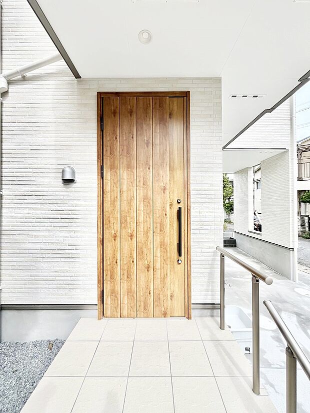 【玄関】玄関前は雨が降っても濡れにくい屋根付き