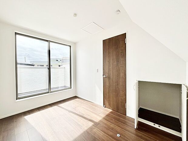 【寝室】爽やかな日差しがお部屋全体を優しく包み込んでくれます