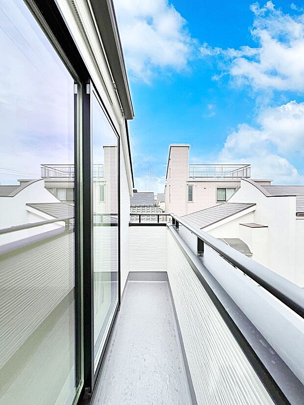 【バルコニー】気持ちよい陽光と風を感じられます