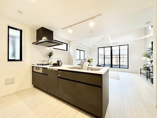 【ダイニングキッチン】人気のペニンシュラキッチンを採用!