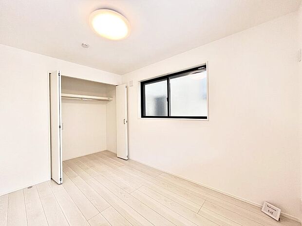 【寝室】クローゼット付きのお部屋で充実したプライベート時間を過ごせます。