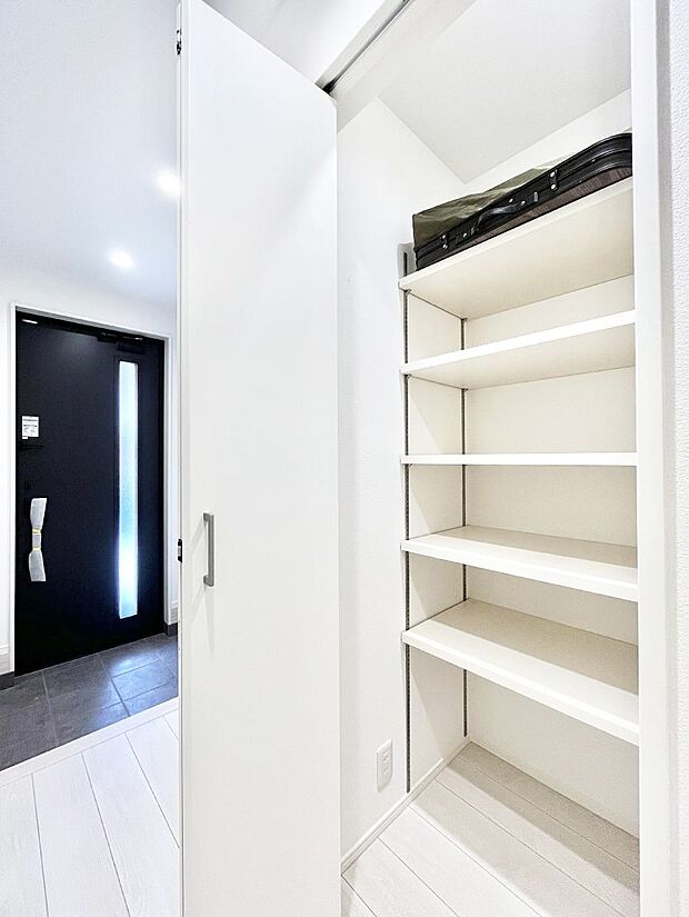 【収納】散らかりがちな玄関もスッキリ!ご家族の靴もたっぷり収納できる玄関収納付き!