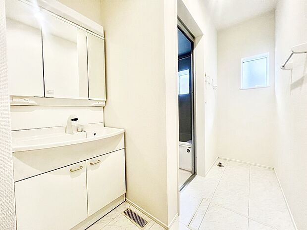 【脱衣場】清潔感のある快適空間です。毎日の身支度も気持ち良くお使い頂けます。 