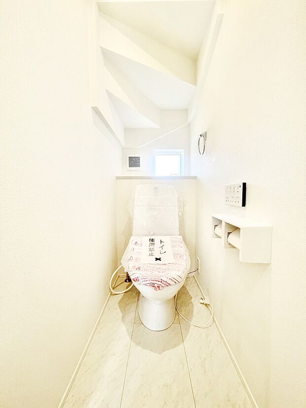 【トイレ】清潔感あるシャワートイレ。小窓から光が注ぎ込みます！