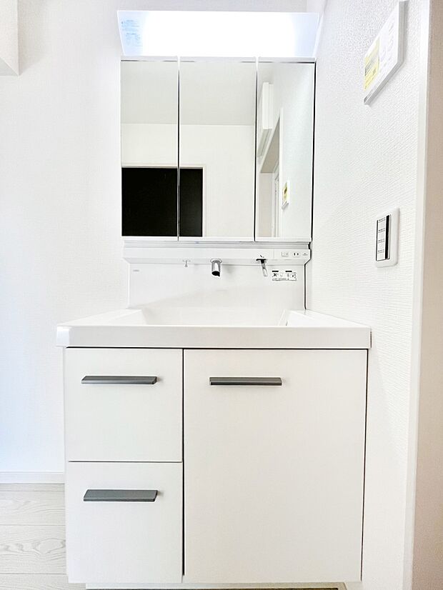 【洗面台・洗面所】収納力と機能性に優れたお手入れラクラク洗面化粧台！  