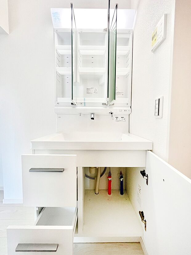 【三面鏡裏収納】三面鏡の裏に、化粧品や衛生用品などを収納可能。洗面台をすっきりと保ちます！