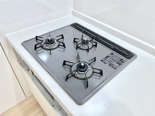 【Siセンサーコンロ】ガスコンロはSiセンサー搭載。火力調節や焦げ付き・消し忘れも防いでくれます。