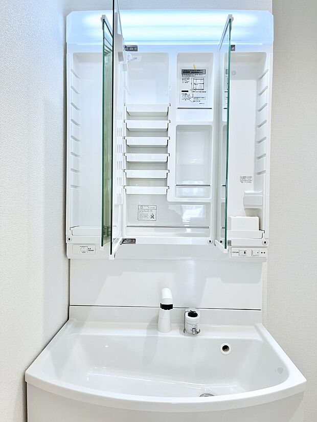 【三面鏡裏収納】三面鏡の裏に、化粧品や衛生用品などを収納可能。洗面台をすっきりと保ちます!