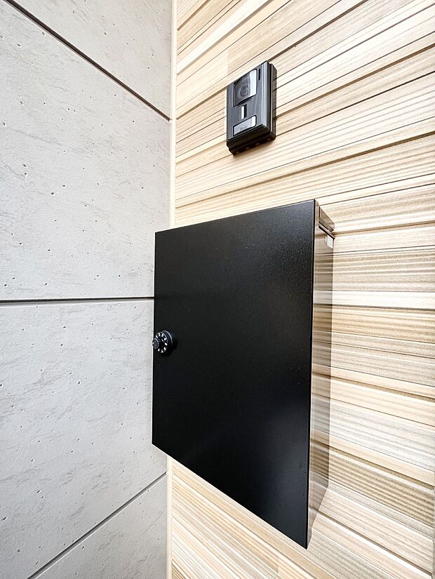 【その他現地】シンプルデザインのポスト。