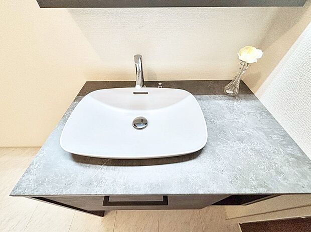 【洗面台水栓】柔らかい曲線の洗面ボウルが素敵ですね。