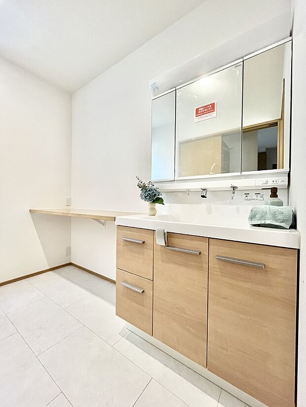 【脱衣場】清潔感のある快適空間です。毎日の身支度も気持ち良くお使い頂けます。