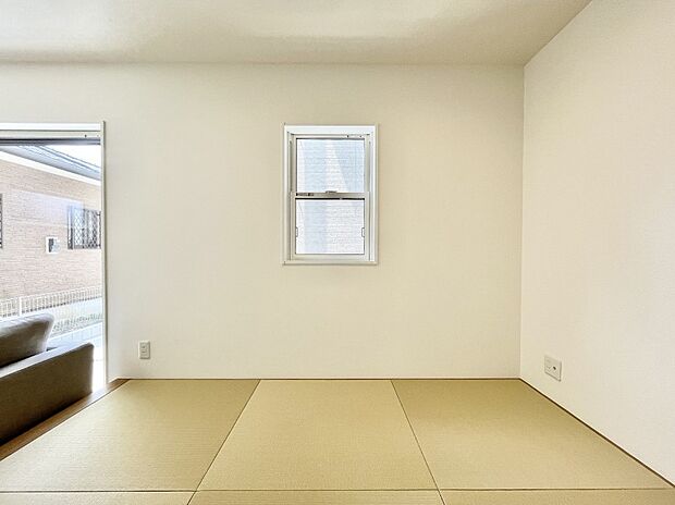 【畳コーナー】LDKに続く畳コーナーは、広々とした開放感のある憩いの空間を演出!
