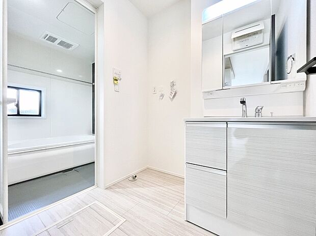 【脱衣場】清潔感ある洗面化粧室で朝の身支度も快適