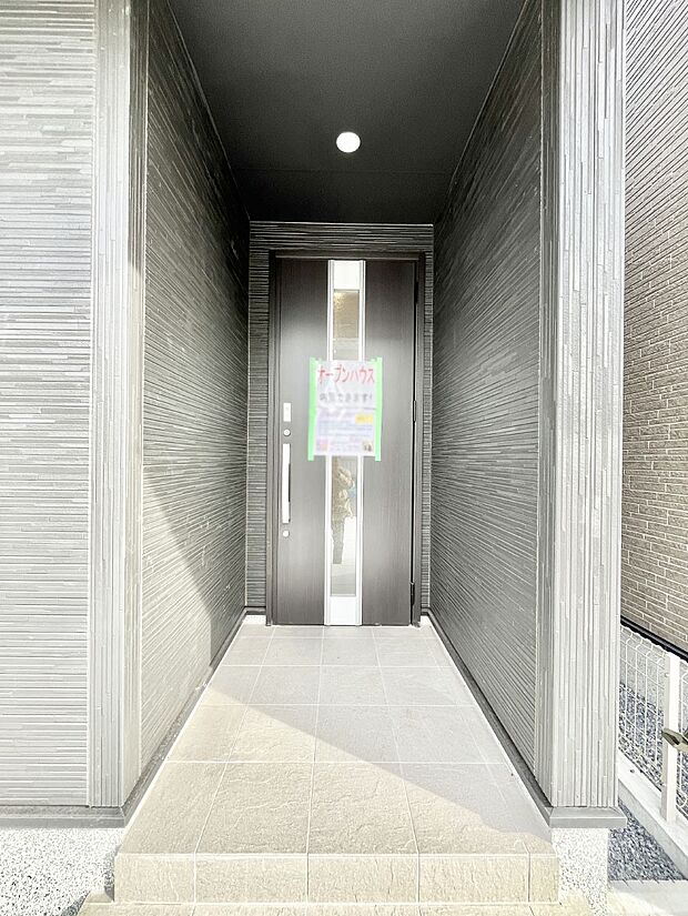 【玄関】大切な家族、来客を出迎える玄関。