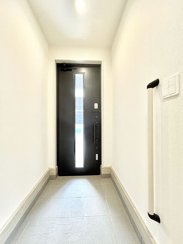 【玄関】明るい玄関はお客様をお出迎えするのにぴったりです!