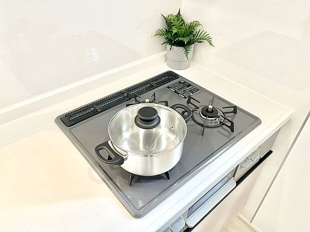 【Siセンサーコンロ】ガスコンロはSiセンサー搭載。火力調節や焦げ付き・消し忘れも防いでくれます。