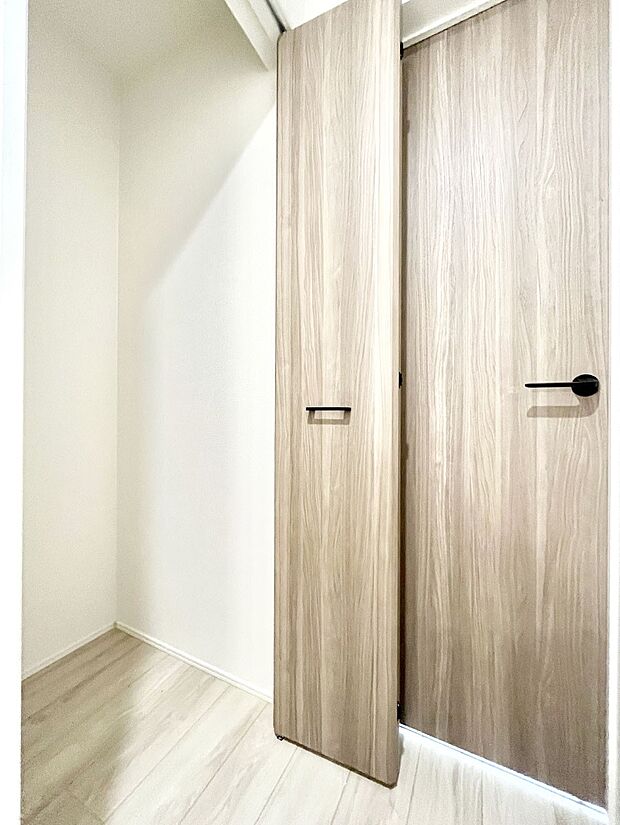 【廊下収納】廊下収納。掃除道具や季節の小物を収納することができます。