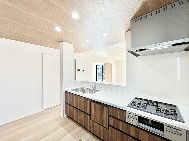 【ダイニングキッチン】料理をしながらでもご家族との会話を楽しめる対面キッチン