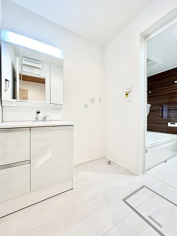 【脱衣場】身支度もスムーズにおこなえる脱衣場