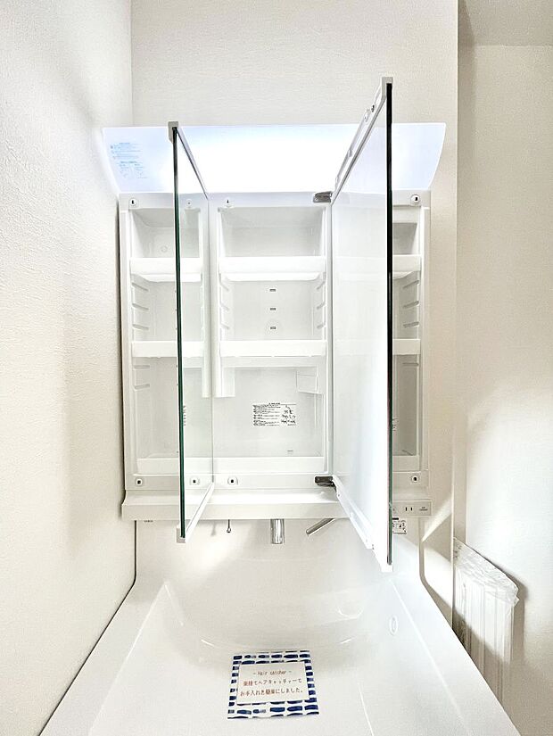 【三面鏡裏収納】三面鏡の裏に、化粧品や衛生用品などを収納可能。洗面台をすっきりと保ちます!