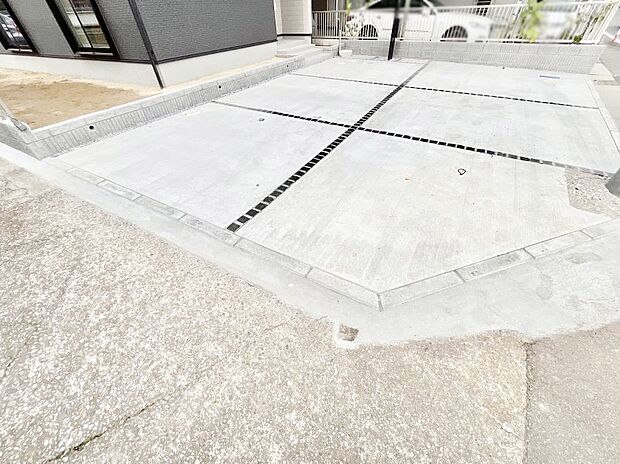 【駐車場】目の前が駐車場だと雨の日も大量にお買い物をした時も便利ですよね