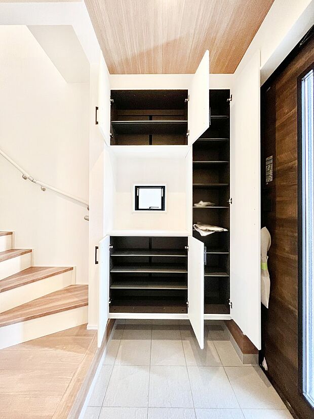 【シューズボックス】たっぷり収納できるシューズボックスで家族全員の靴も、玄関すっきり。