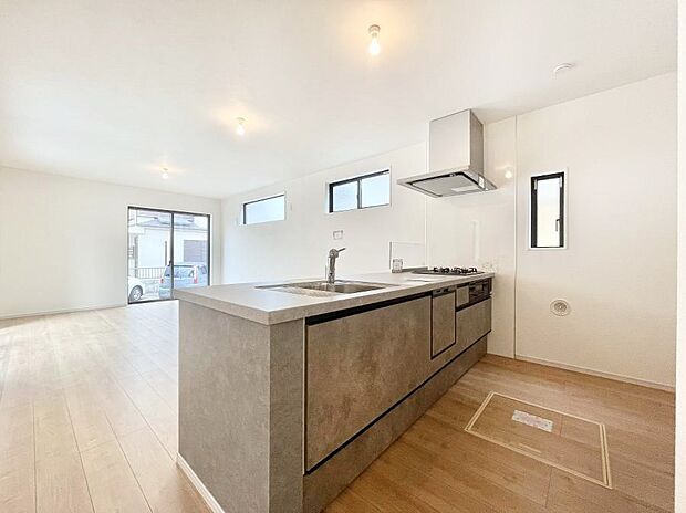 【ダイニングキッチン】料理をしながらご家族との会話を楽しめる対面カウンターキッチン