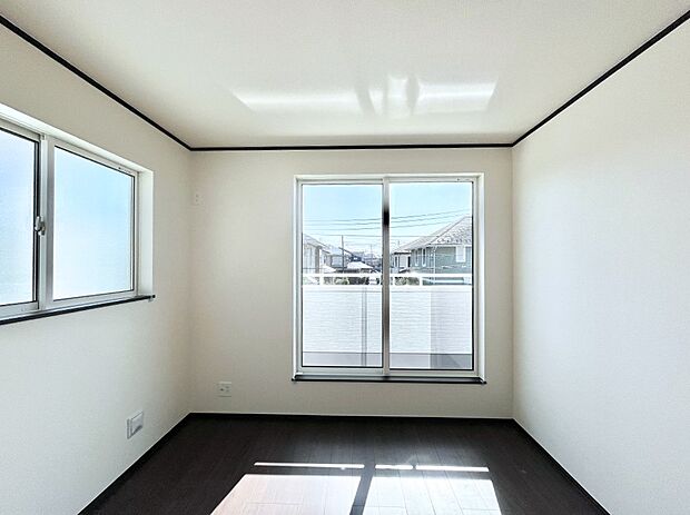 【寝室】明るいバルコニーサイドに洋室を設置。目覚めの良い寝室に。