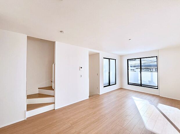 【リビングダイニング】「ただいま」「おかえり」家族とのコミュニケーションが深まるリビングイン階段。