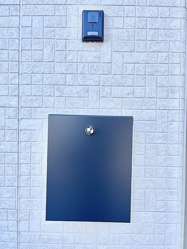 【その他現地】シンプルデザインのポスト。