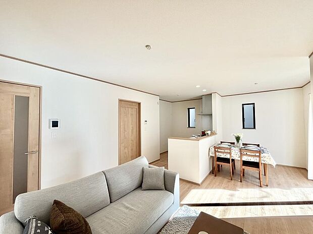 【リビングダイニング】家族団らんの時間も増えそうなくつろぎのリビングダイニング。