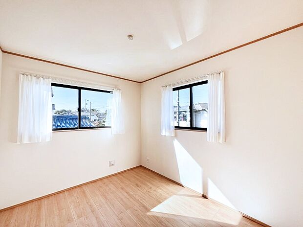 【寝室】2面採光なので、明るく風通しも良く心地良い生活が送れます。