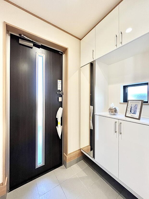 【玄関】ミラー付きシューズボックスはお出かけ前の身だしなみチェックに便利