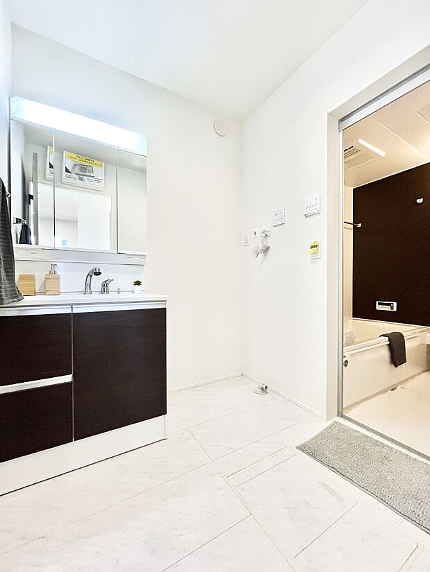 【洗面台・洗面所】清潔感のある快適空間です。毎日の身支度も気持ち良くお使い頂けます。