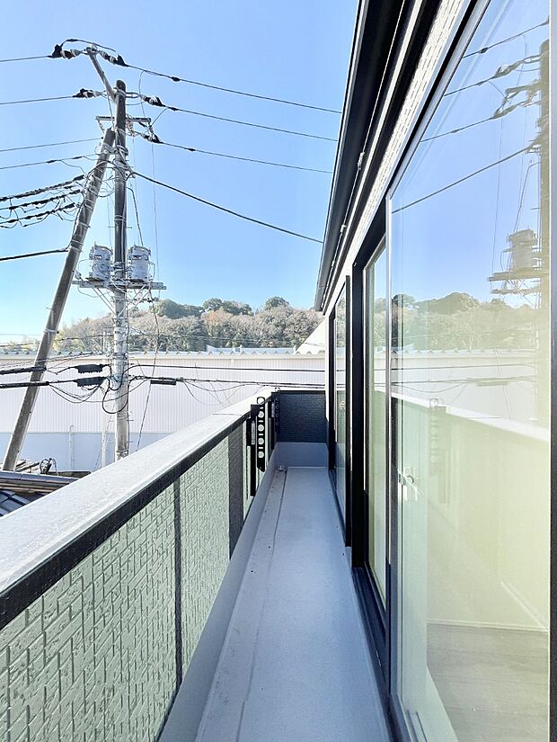 【バルコニー】暖かな陽光が降り注ぐバルコニーはお洗濯におすすめ。爽やかな風も心地よいです。