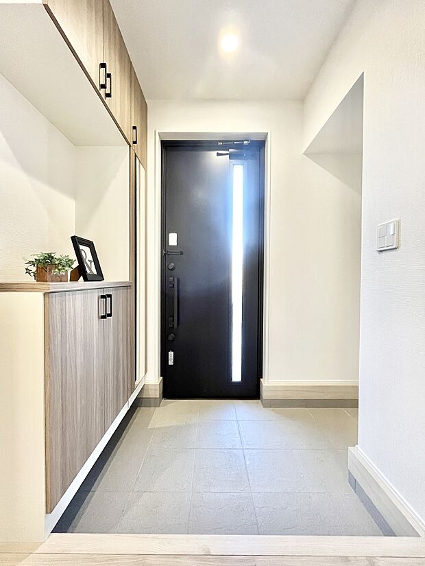 【玄関】明るい玄関はお客様をお出迎えするのにぴったりです!