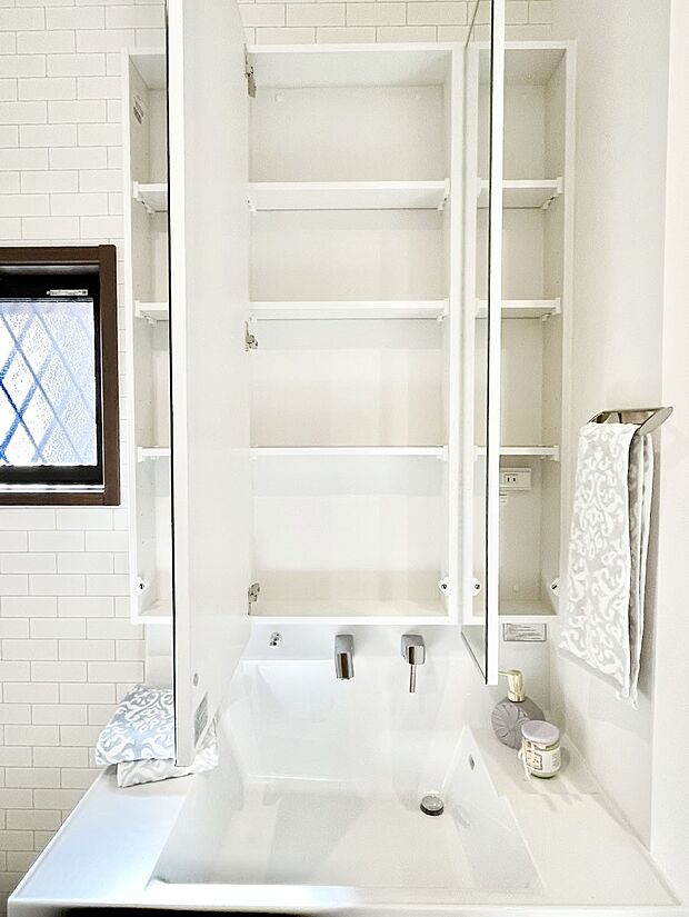 【三面鏡裏収納】三面鏡の裏に、化粧品や衛生用品などを収納可能。洗面台をすっきりと保ちます！