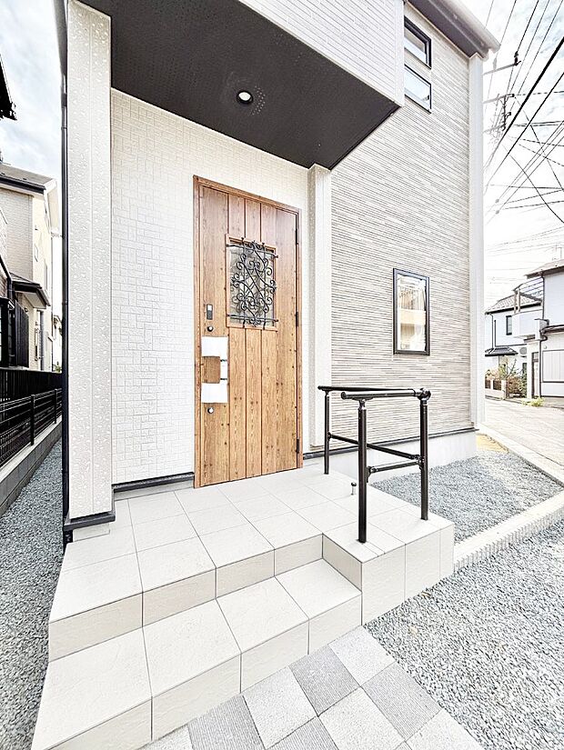 【玄関】玄関前は雨が降っても濡れにくい屋根付き