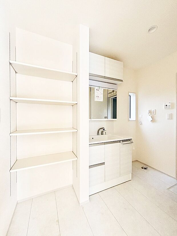 【ランドリースペース】可動棚付きランドリースペース