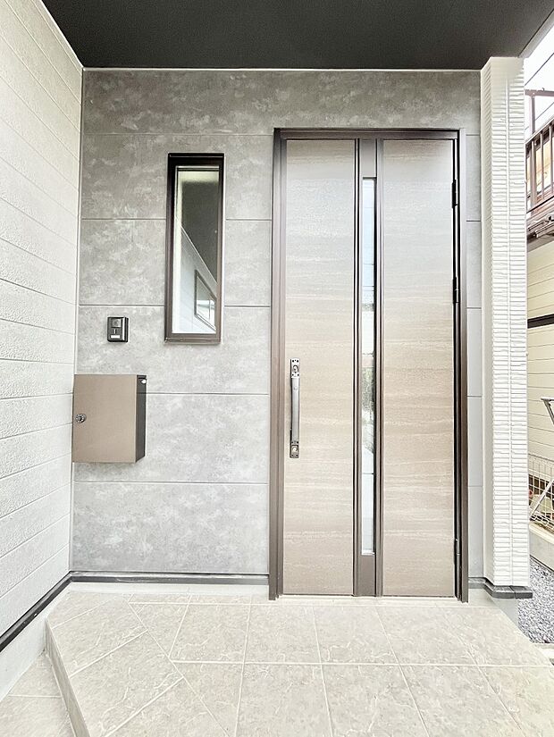 【玄関】玄関前は雨が降っても濡れにくい屋根付き  