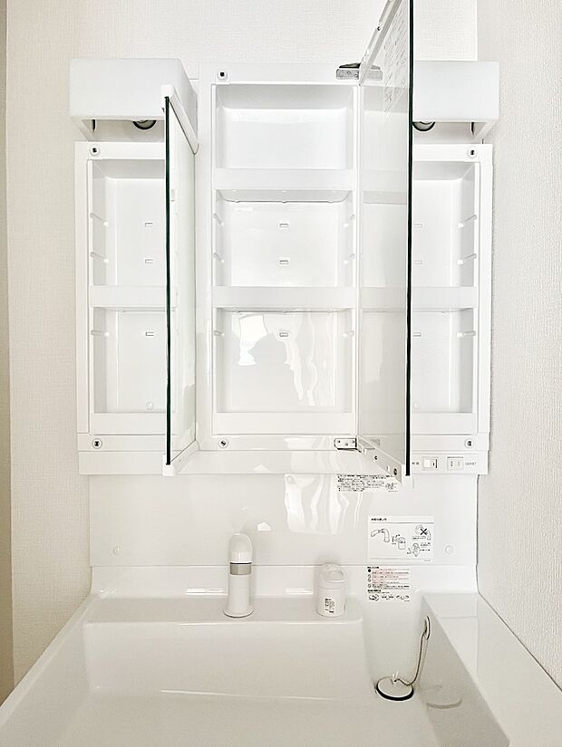 【三面鏡裏収納】三面鏡の裏に、化粧品や衛生用品などを収納可能。洗面台をすっきりと保ちます！