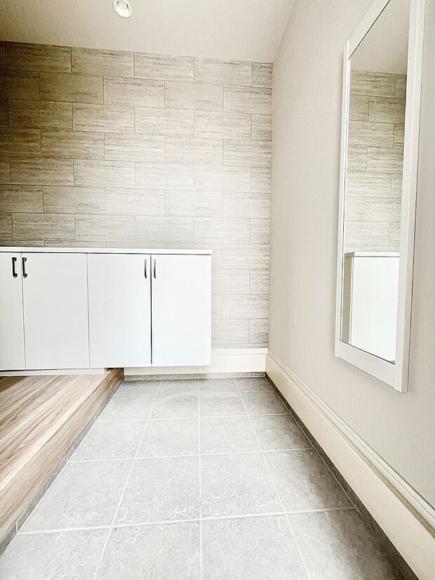 【玄関】飾り棚を利用して、お越しいただくお客様をおもてなしできます。