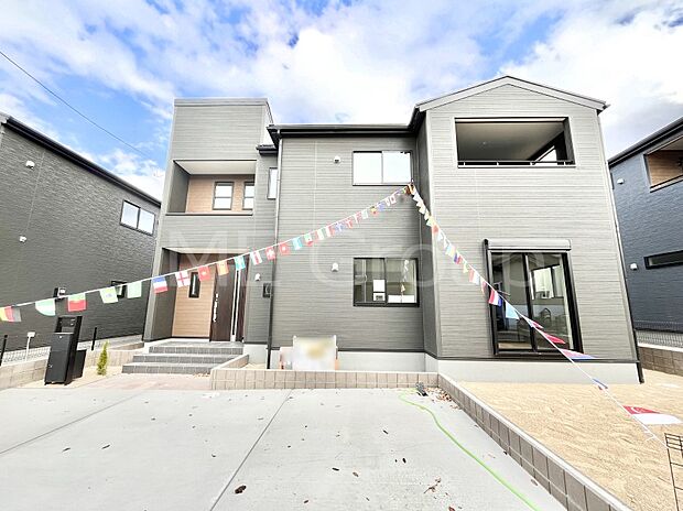 【現地外観写真】上質感あふれる外観デザイン。魅力の住まいを実現。 