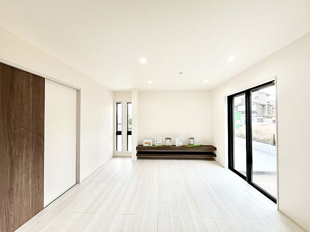 【ダイニング】日当たりの良いリビング。お気に入りのグリーンを飾れば更に心地よさがアップ！