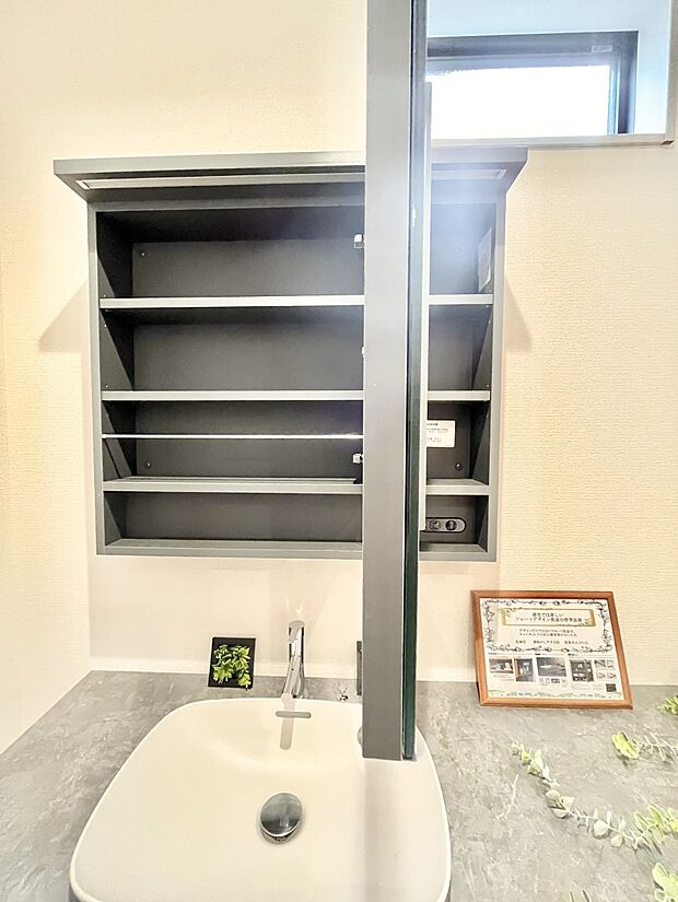 【洗面台　鏡裏収納】鏡の裏に、化粧品や衛生用品などを収納可能。洗面台をすっきりと保ちます！