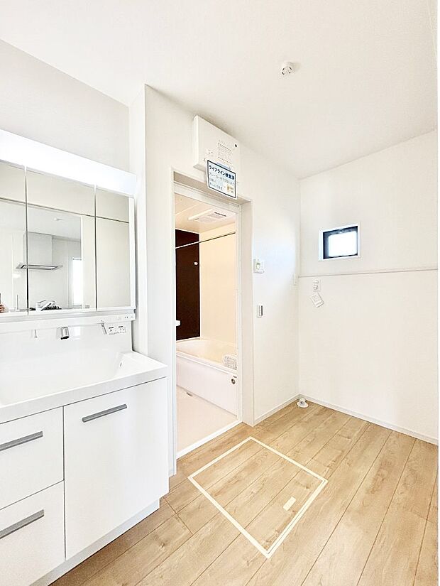 【脱衣場】清潔感ある洗面化粧室で朝の身支度も快適