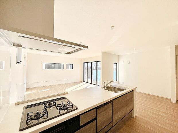 【ダイニングキッチン】リビングで遊ぶお子様を見守りながらお料理ができる対面キッチン。  