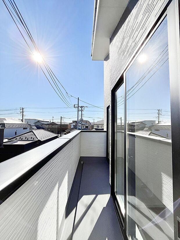 【バルコニー】ゆったりバルコニーだから沢山お洗濯ものを干せます。